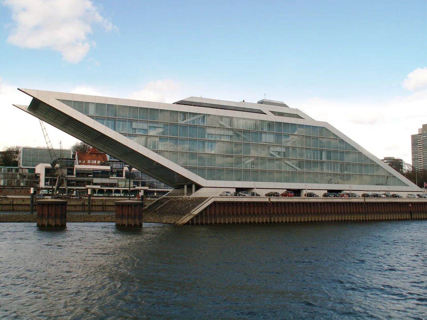 Dockland Bürogebäude in Hamburg von der Elbe aus mit spitz zulaufender Form