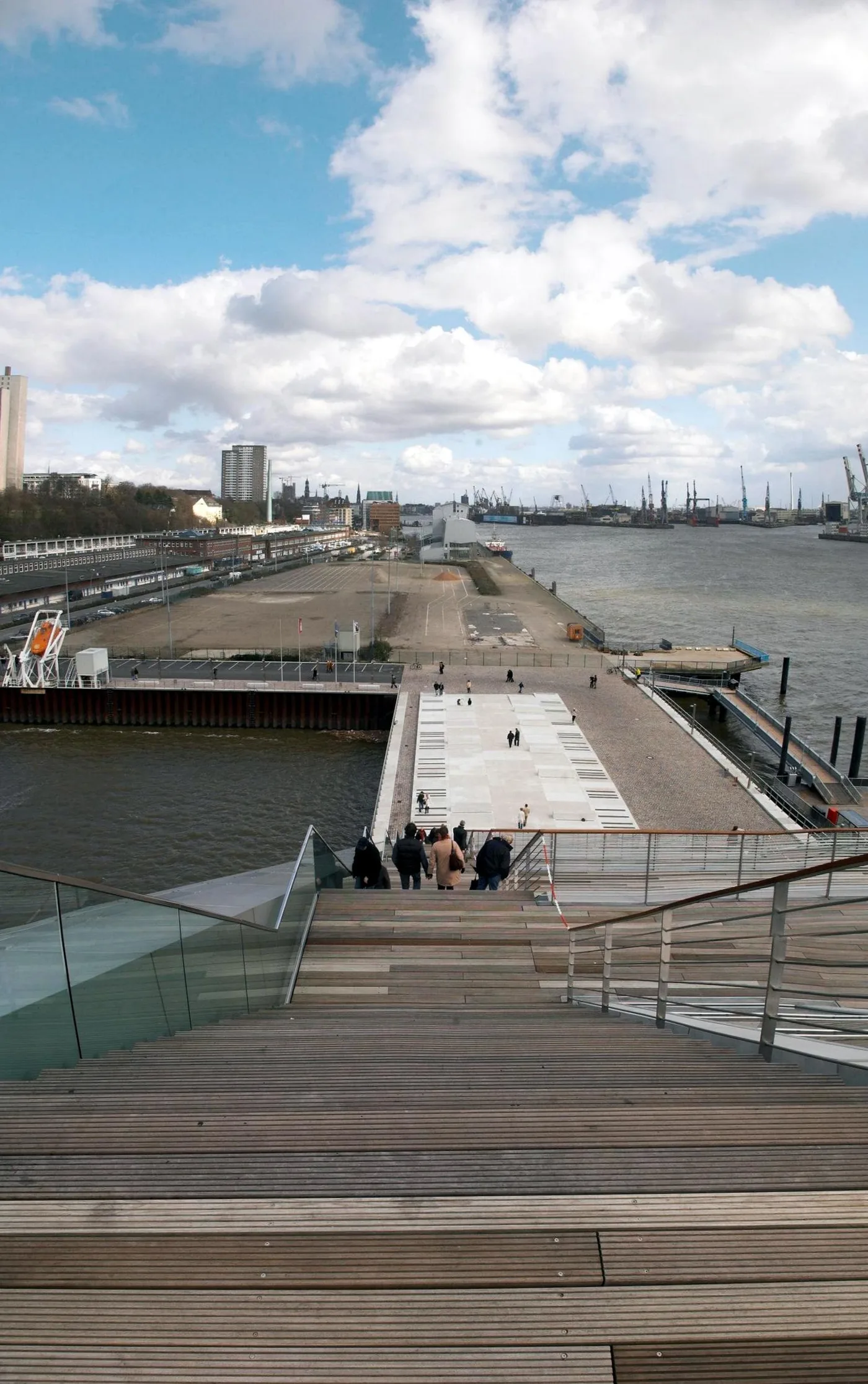 Außentreppe am Dockland Hamburg, die zur Dachterrasse führt