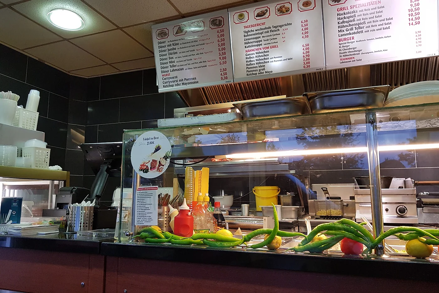 Theke mit Salaten und Gemüse in Behältern