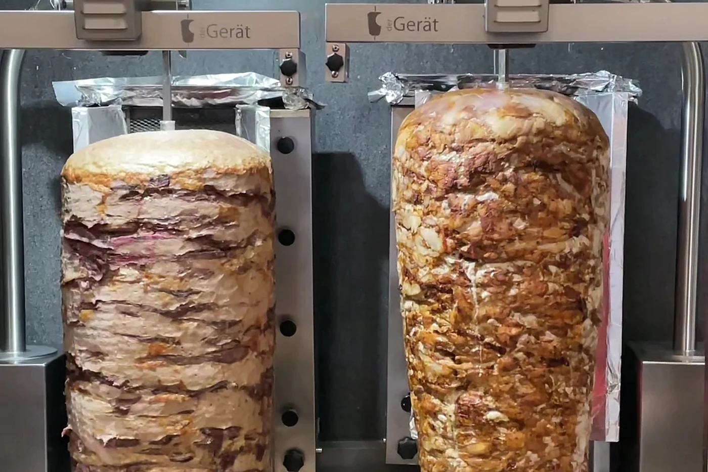 Zwei Dönerspieße am senkrechten Grill