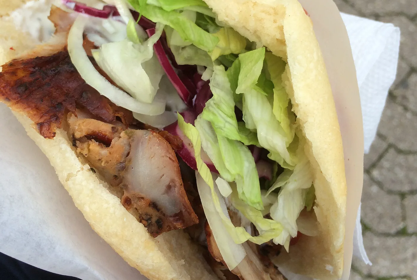 Döner im Fladenbrot mit Fleisch, Zwiebeln, Rotkohl und Salat