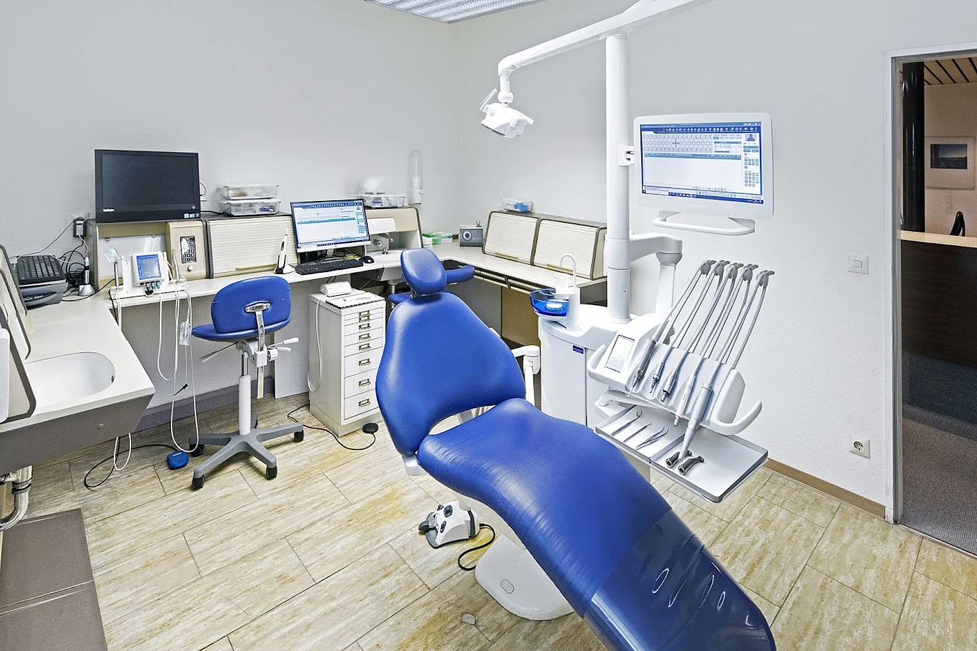 Behandlungszimmer mit Stuhl und Bildschirm