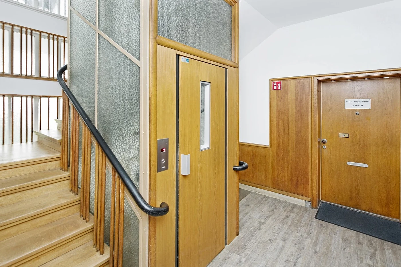 Treppenhaus mit Holzgeländer