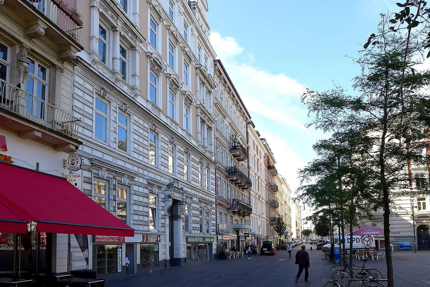 Die Bremer Reihe am Hansaplatz in Hamburg-St. Georg mit Gründerzeithäusern, Markisen und Bäumen