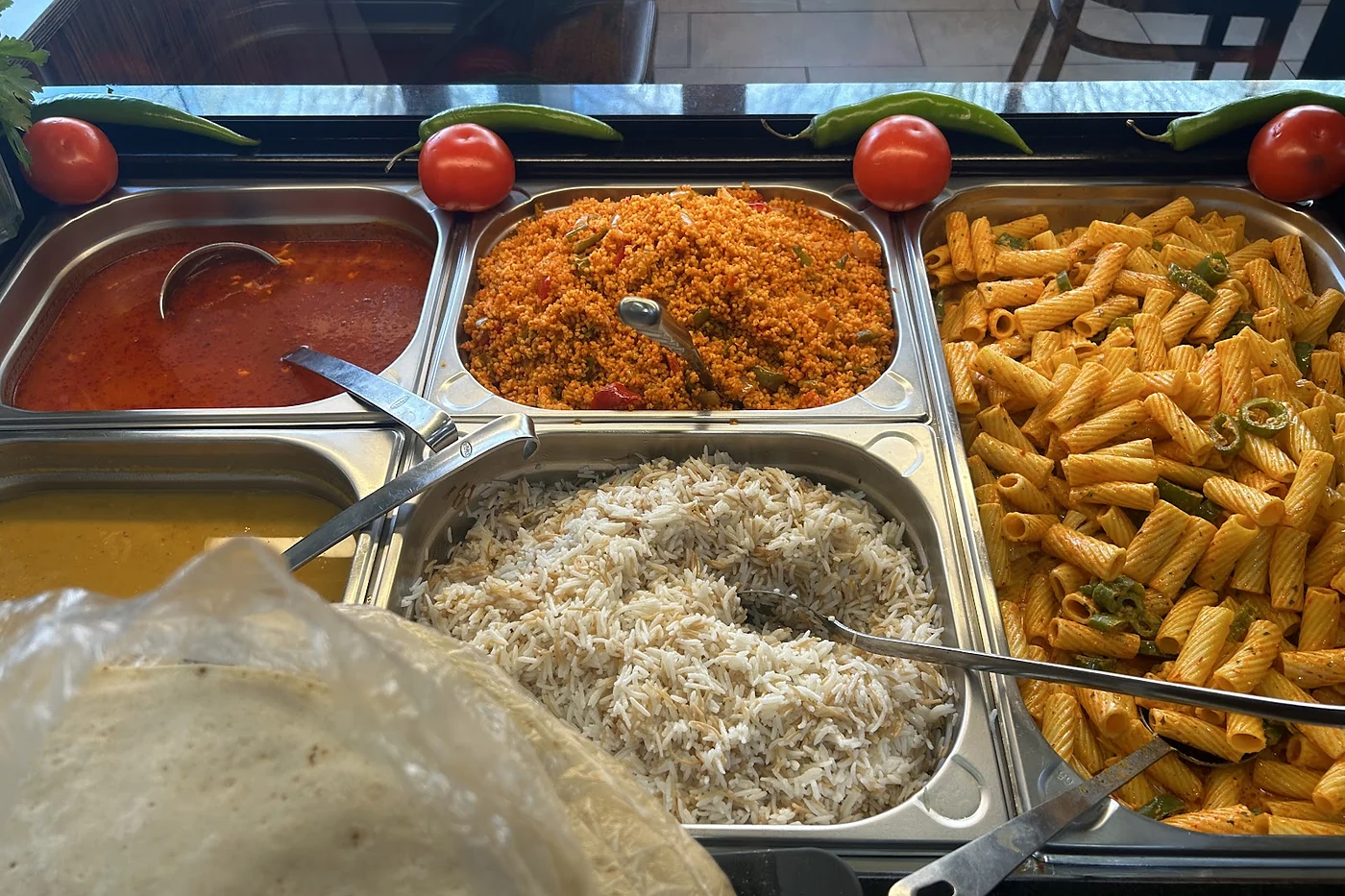 Wärmebehälter mit Reis, Pommes und Beilagen