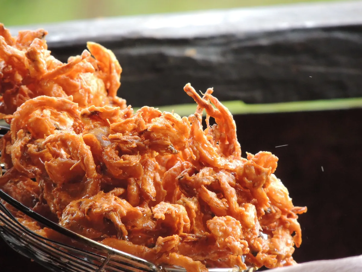 Knusprig frittierte Zwiebelbhaji in einer Schale