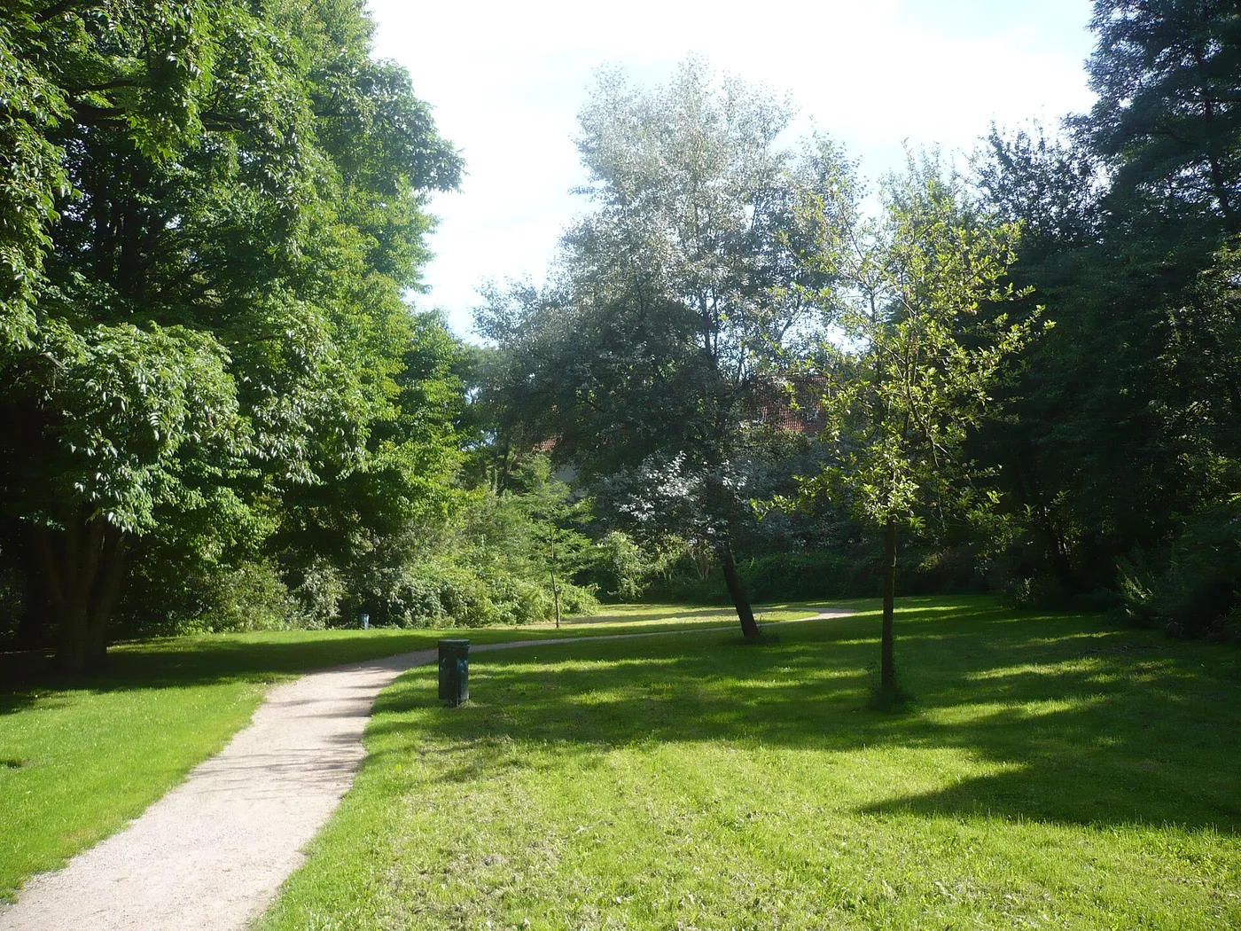 Weg und Wiese im Eichtalpark in Hamburg-Wandsbek