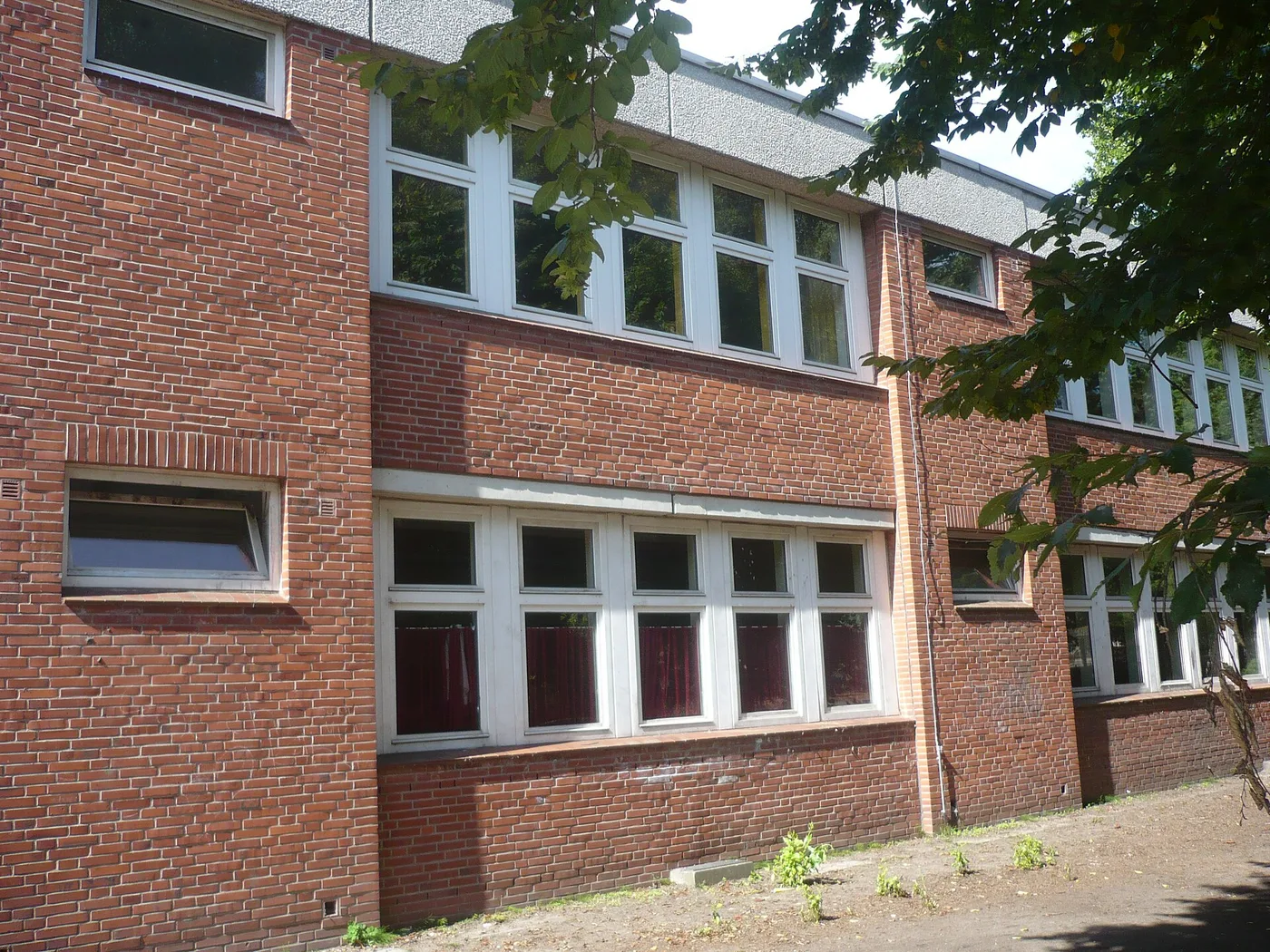 Gebäude am Rand des Eichtalparks mit Baumbestand