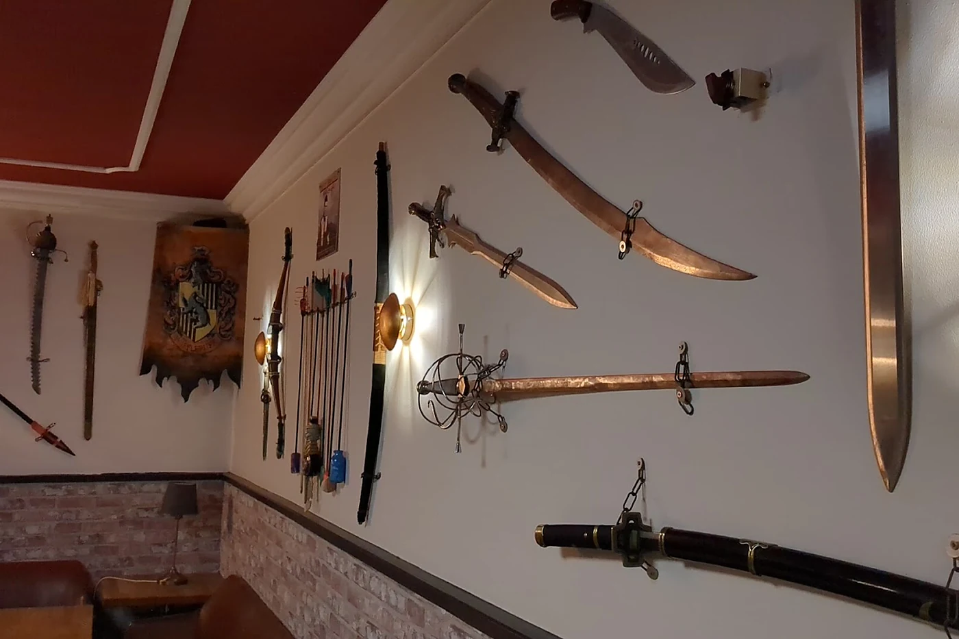 Wand im Zum tanzenden Einhorn mit Säbeln, Schwertern und Wappen