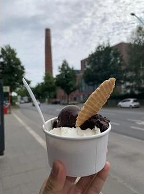 Pappbecher mit Schokoladen- und Vanilleeis und Waffel vor der Fuhlsbüttler Straße