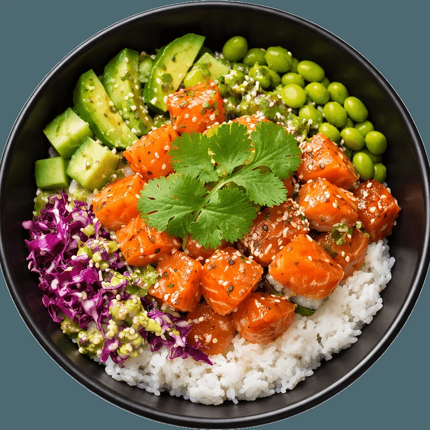 Poke Bowl mit Lachs, Avocado, Gurke, Edamame und Rotkohl auf Sushi-Reis