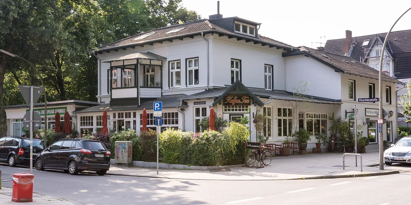 Weißes Landhaus mit Veranda und Sonnenschirmen an der Blankeneser Landstraße
