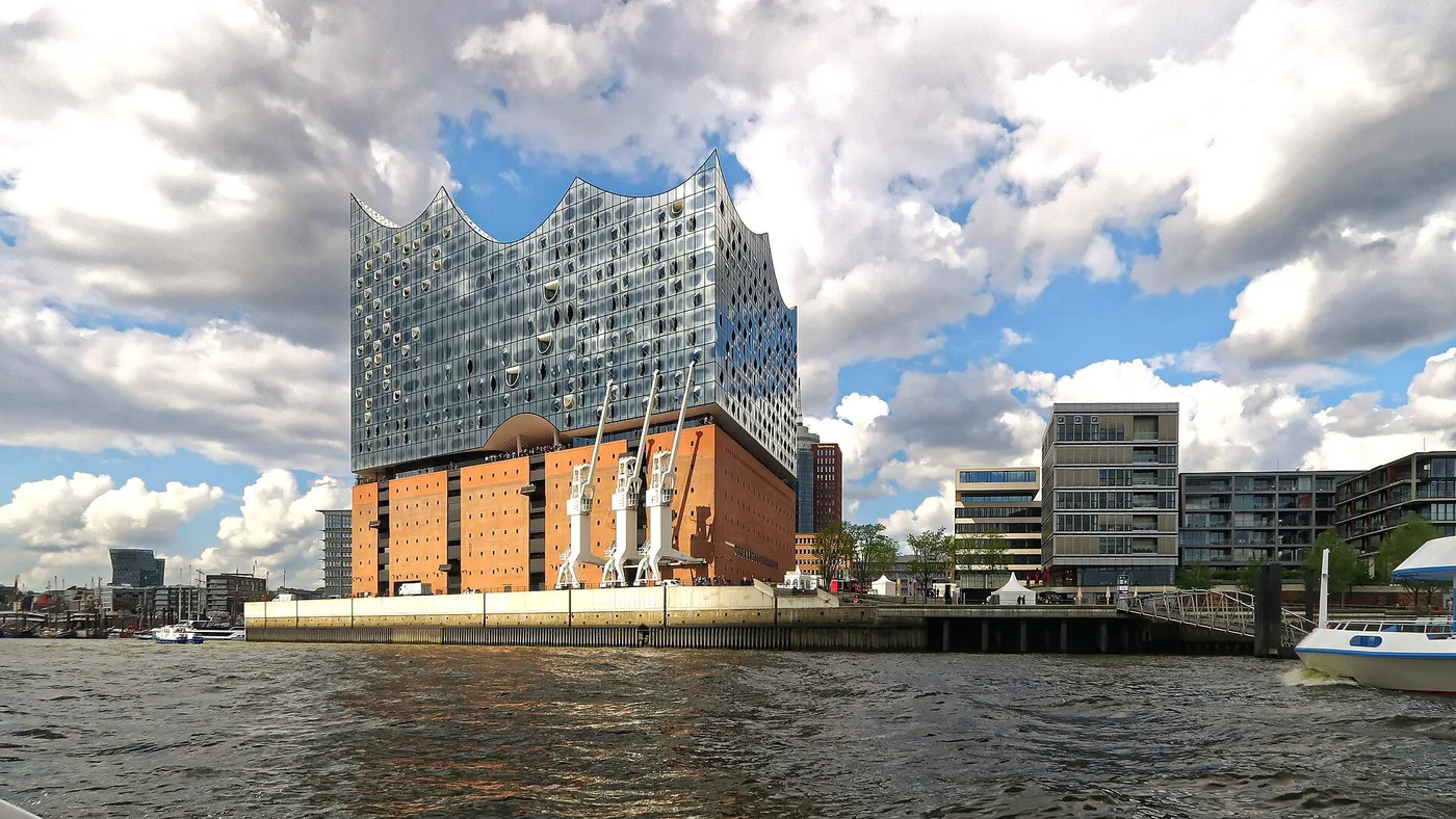 Elbphilharmonie Hamburg von der Elbe aus gesehen mit rotem Kaispeicher und gläsernem Aufbau