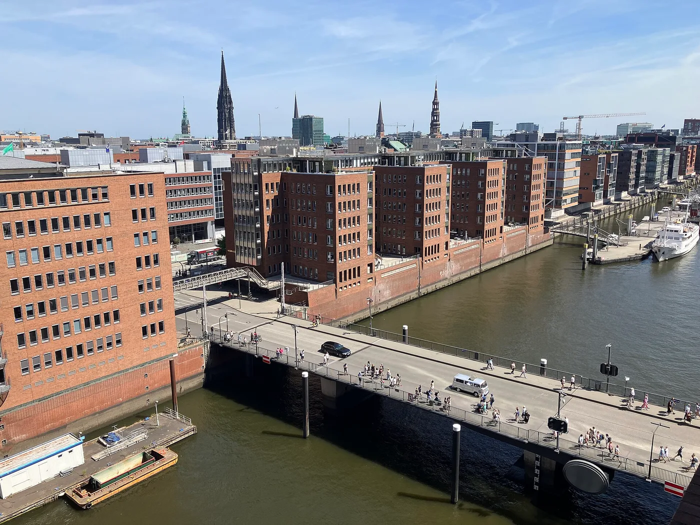 Blick von der Plaza der Elbphilharmonie über die Speicherstadt auf die Türme der Hamburger Innenstadt