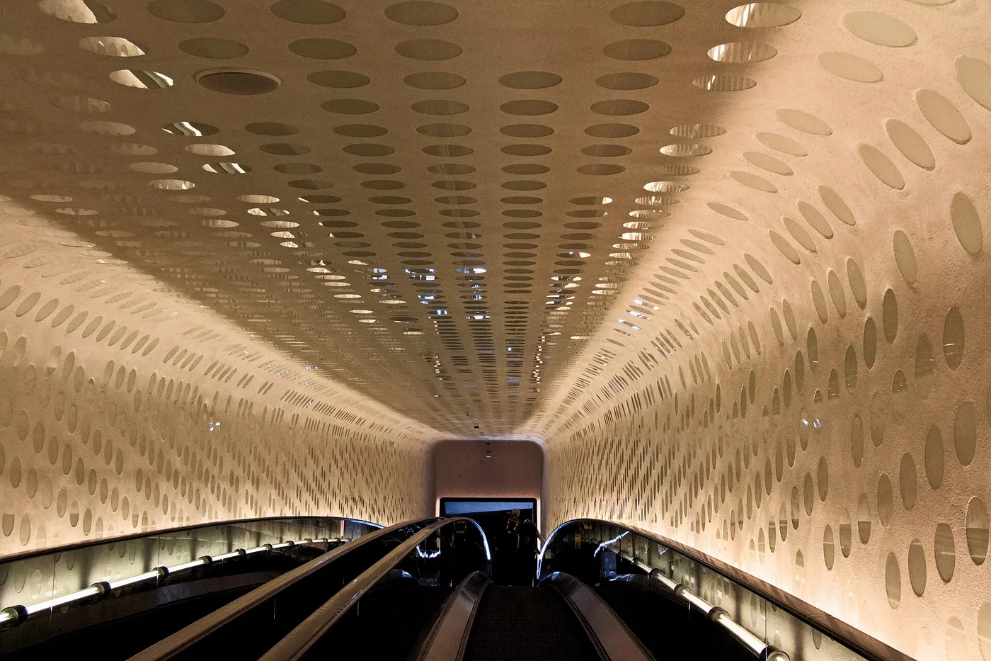 Die gewölbte Rolltreppe Tube im Inneren der Elbphilharmonie mit beleuchteten Wänden