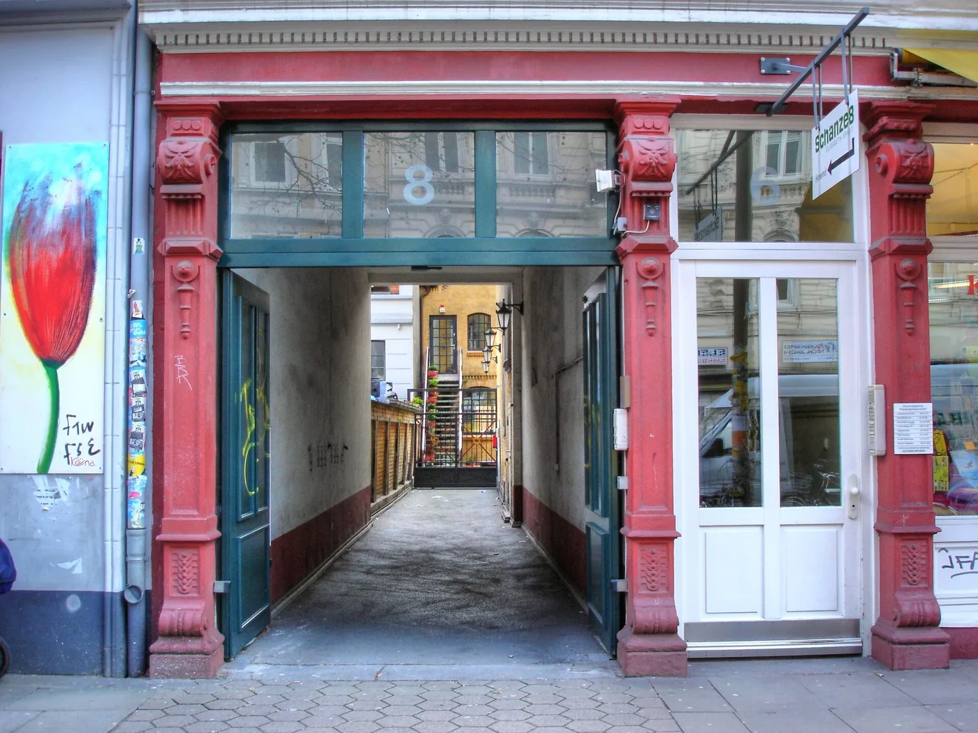 Roter Torbogen mit Durchfahrt zu einem Hinterhof in der Schanzenstraße