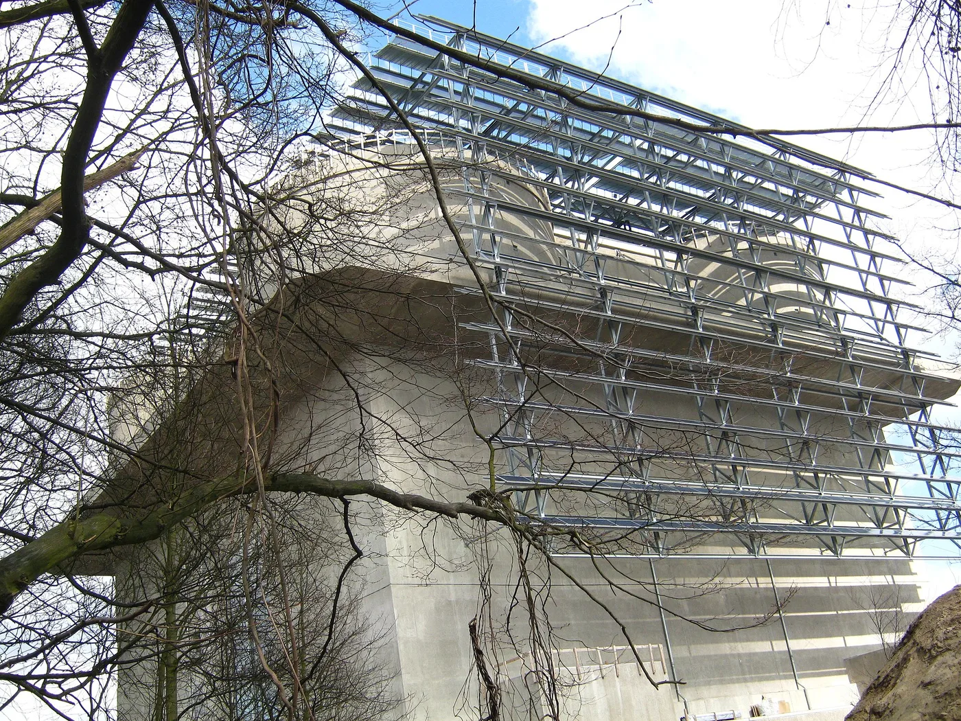 Energiebunker Wilhelmsburg mit Sonnenkollektoren an der Fassade