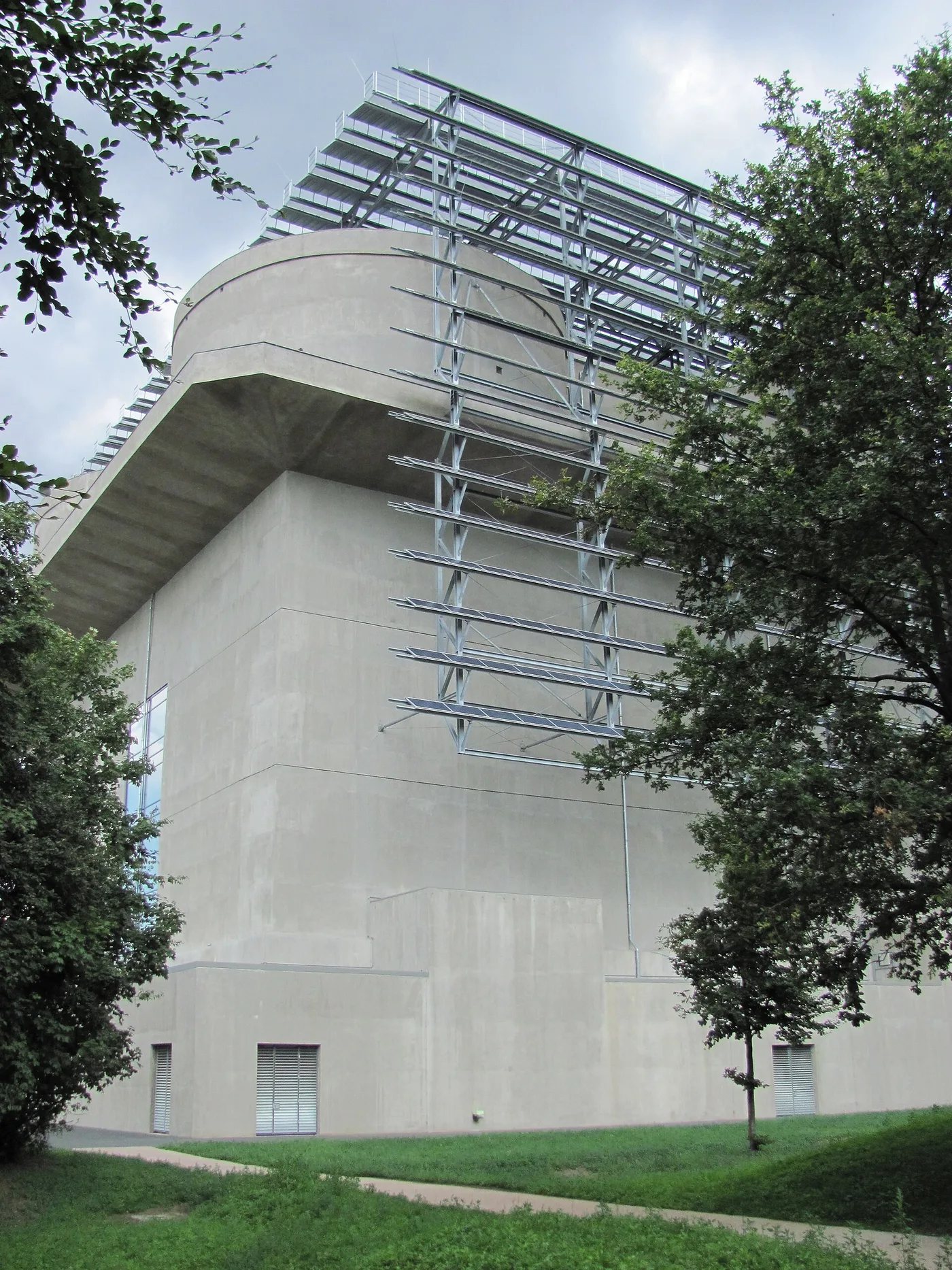 Südseite des Energiebunkers in Hamburg-Wilhelmsburg