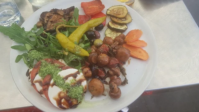 Antipasti-Teller mit gegrilltem Gemüse, Champignons, Mozzarella, Pesto und Peperoni