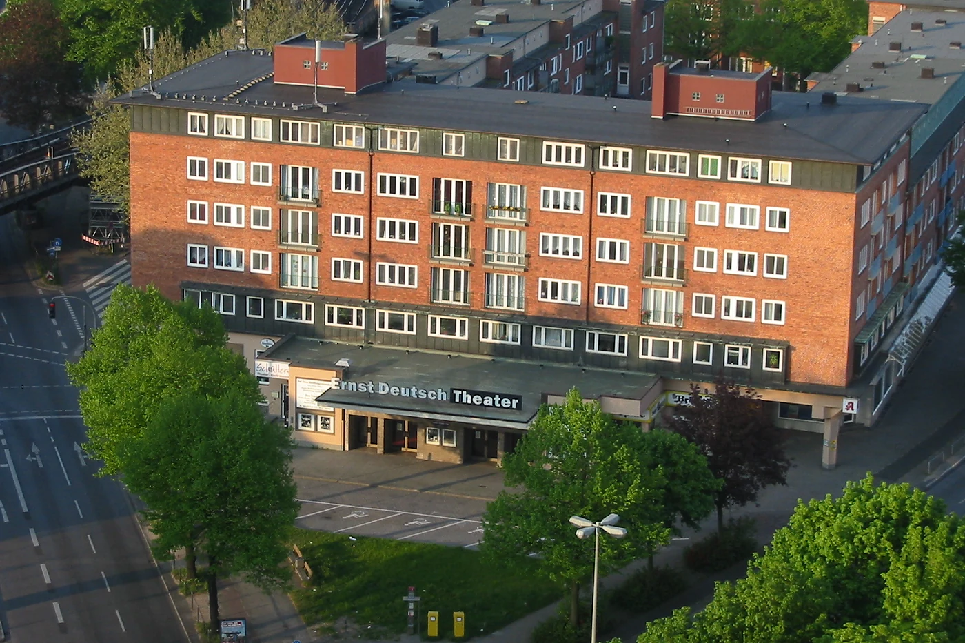Luftbild des Ernst Deutsch Theaters am Mundsburger Damm mit Schriftzug über dem Eingang