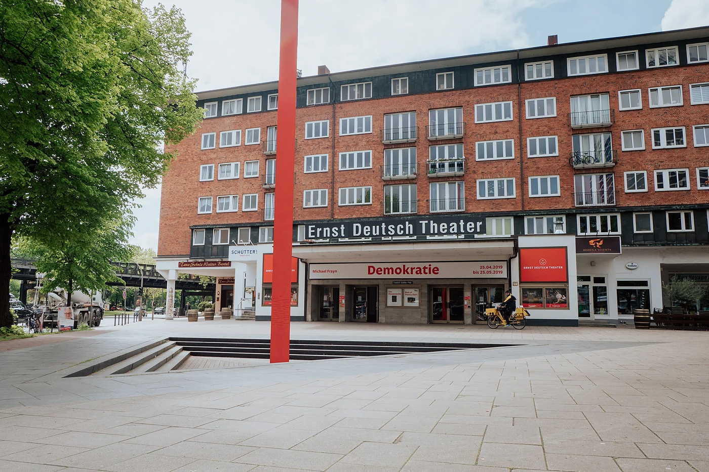 Frontansicht des Ernst Deutsch Theaters mit Schriftzug und Plakat der laufenden Produktion