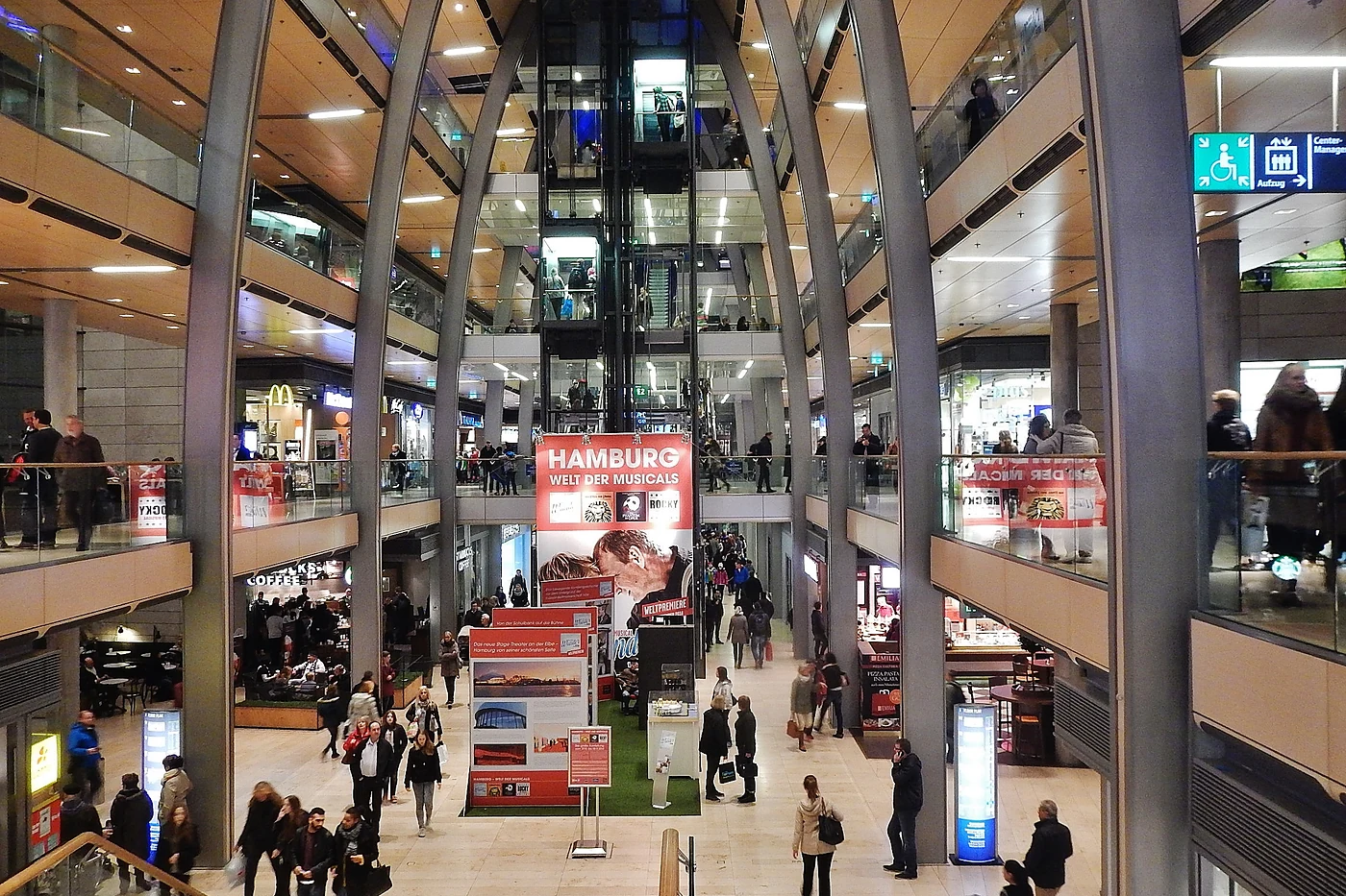 Blick in die Halle der Europa Passage mit Galerien über mehrere Etagen
