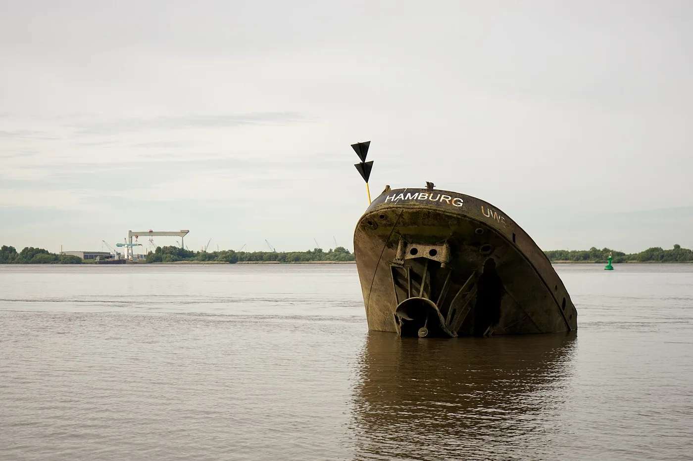 Schiffswrack am Elbstrand in Hamburg-Blankenese bei Niedrigwasser