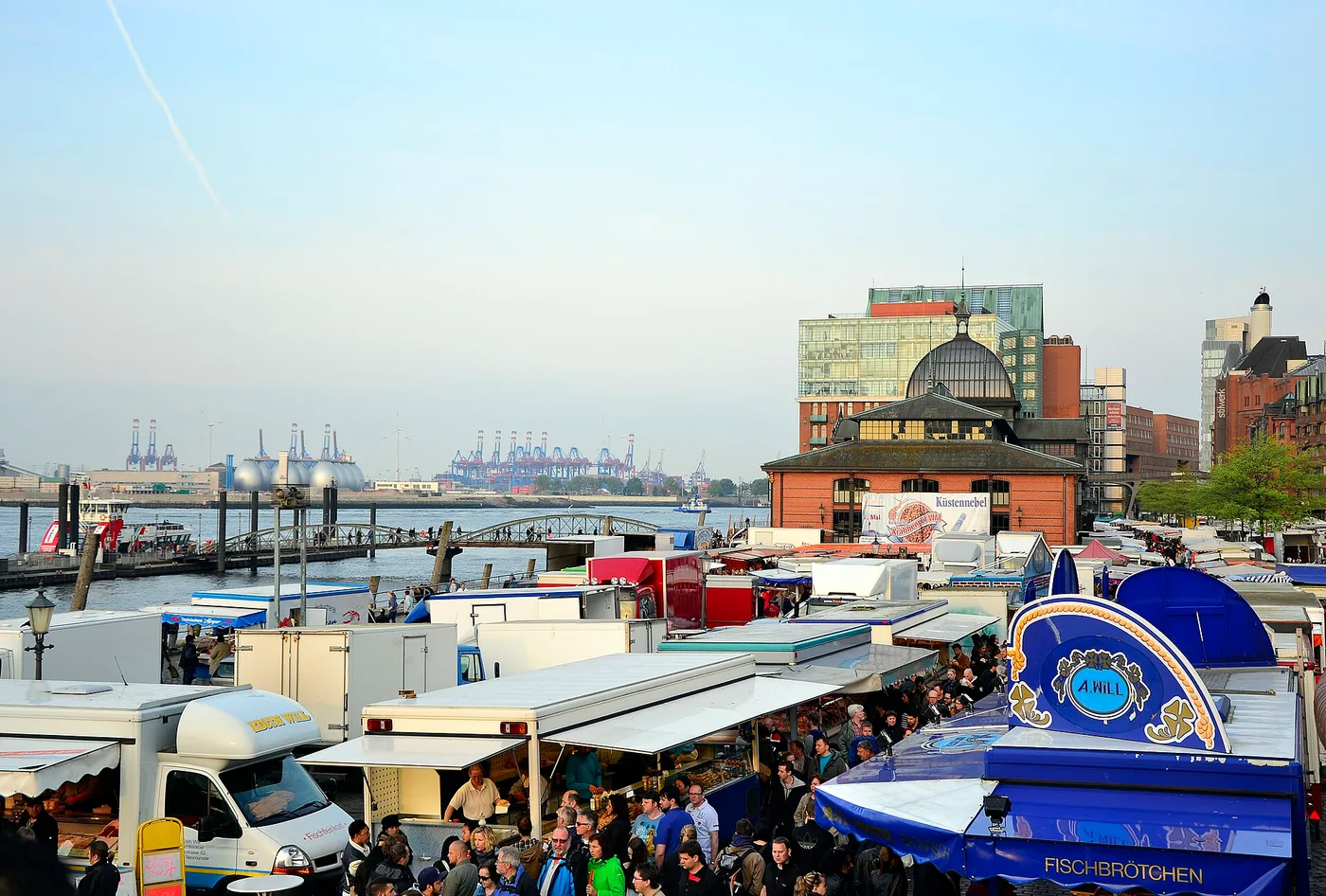 Altonaer Fischmarkt am Elbufer mit Marktständen und der Fischauktionshalle im Hintergrund