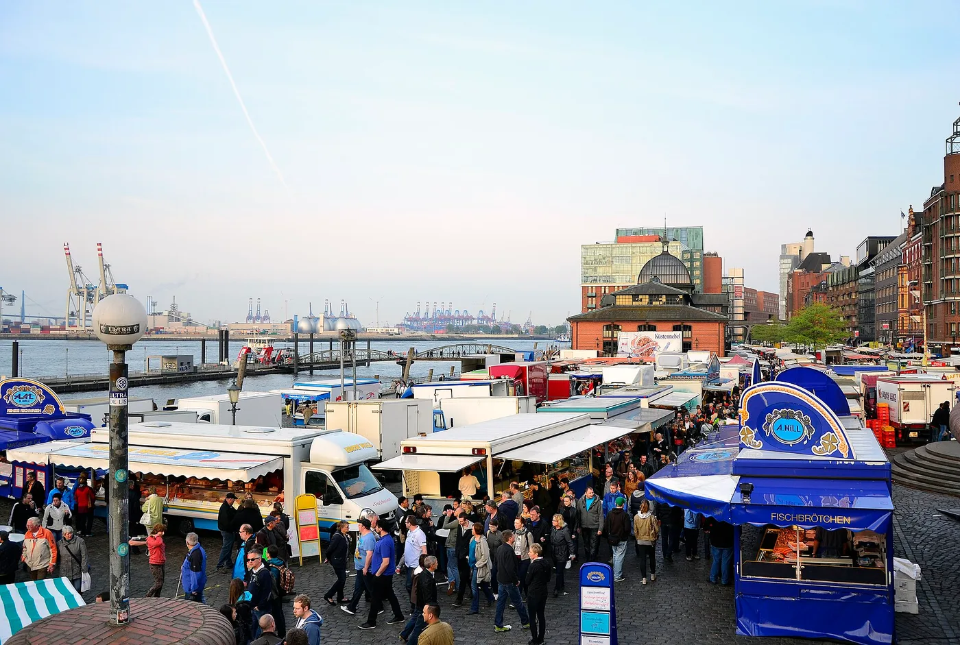 Menschenmenge zwischen den Marktständen auf dem Altonaer Fischmarkt