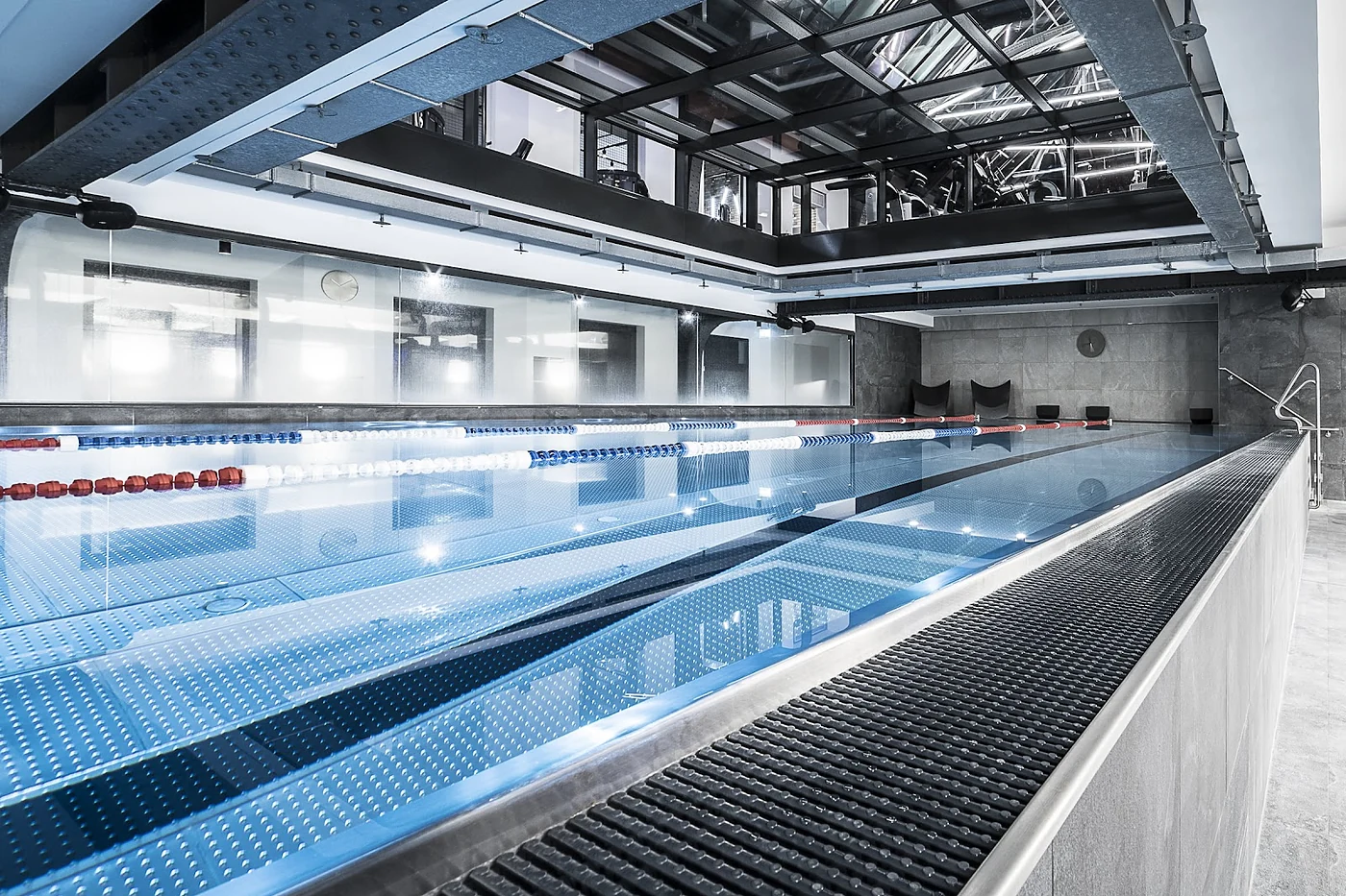 Schwimmbecken mit abgetrennten Bahnen unter Oberlichtern