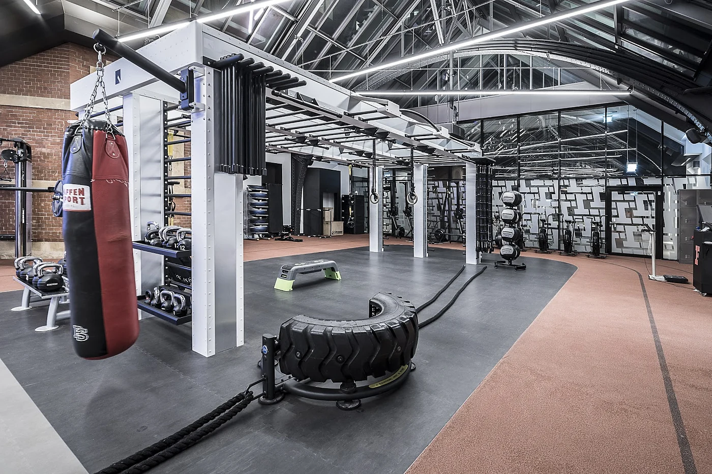 Trainingsfläche mit Boxsack, Reifen und Geräten