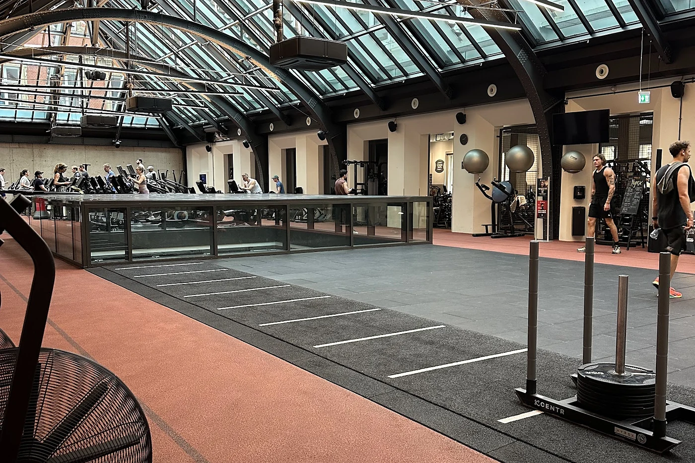 Halle unter Glasdach mit Geräten und Laufband