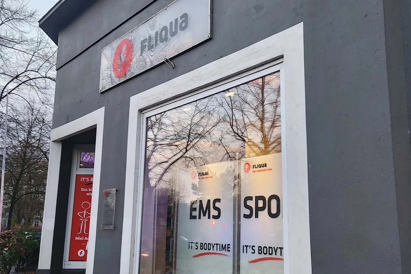 Ladenfront mit Fensterfront und Schriftzug