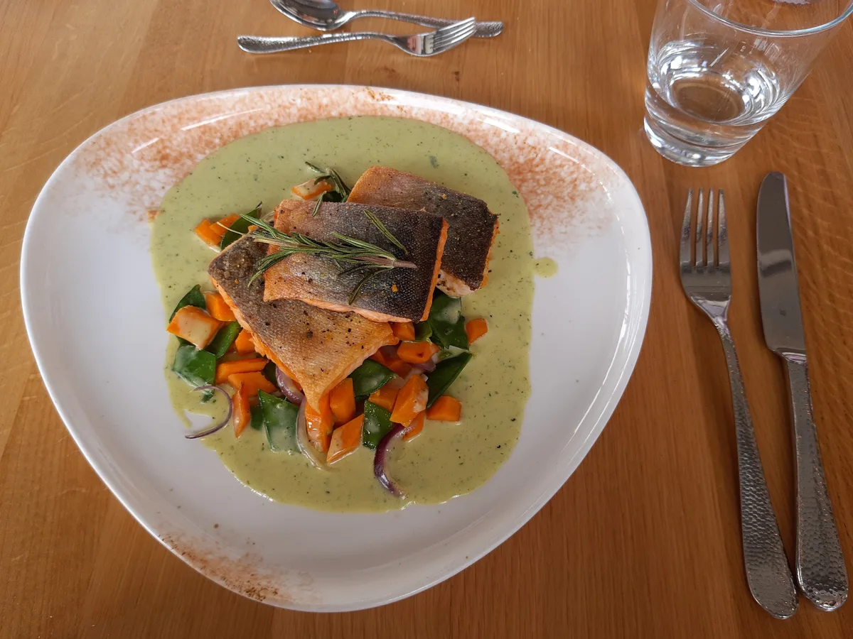 Saiblingsfilet mit knuspriger Haut und Rosmarin auf grüner Kräutersauce mit Gemüse