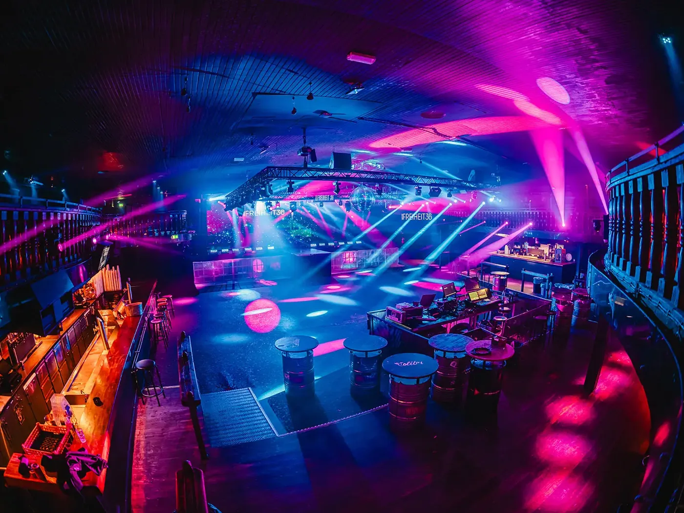 Leerer Konzertsaal der Großen Freiheit 36 in blauem und pinkem Licht
