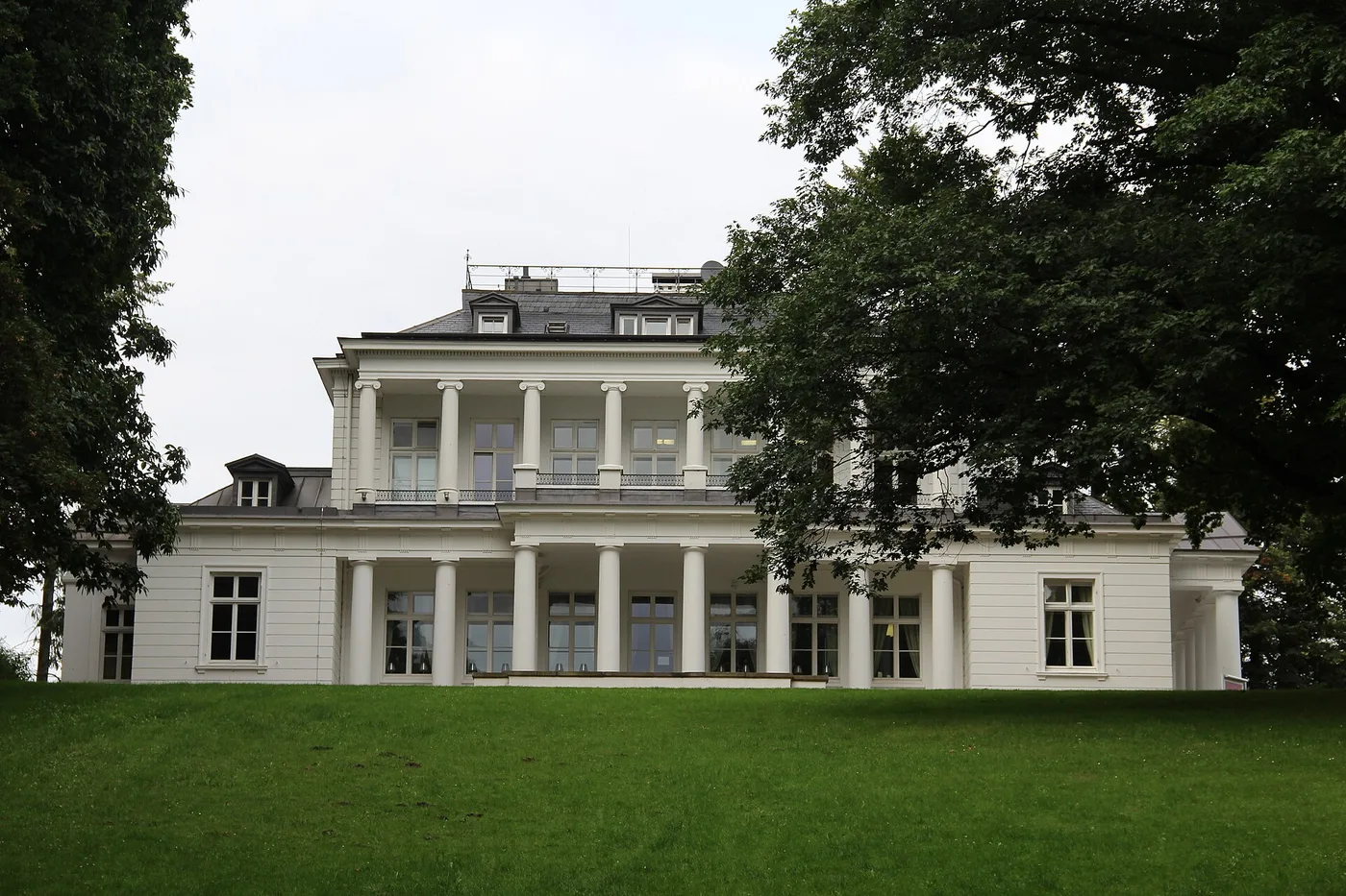 Weißes Goßlerhaus mit Säulenportikus in Goßlers Park in Blankenese