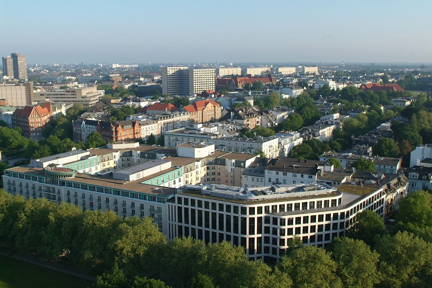 Blick über Rotherbaum mit dem Hotelkomplex und der Stadt im Hintergrund