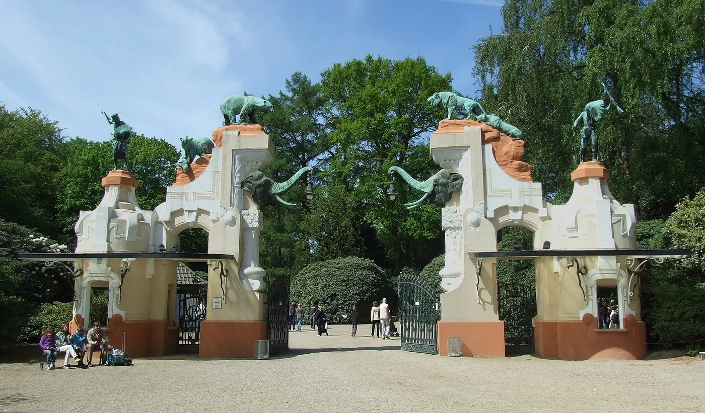 Ehemaliger Haupteingang des Tierparks Hagenbeck mit Figurenschmuck