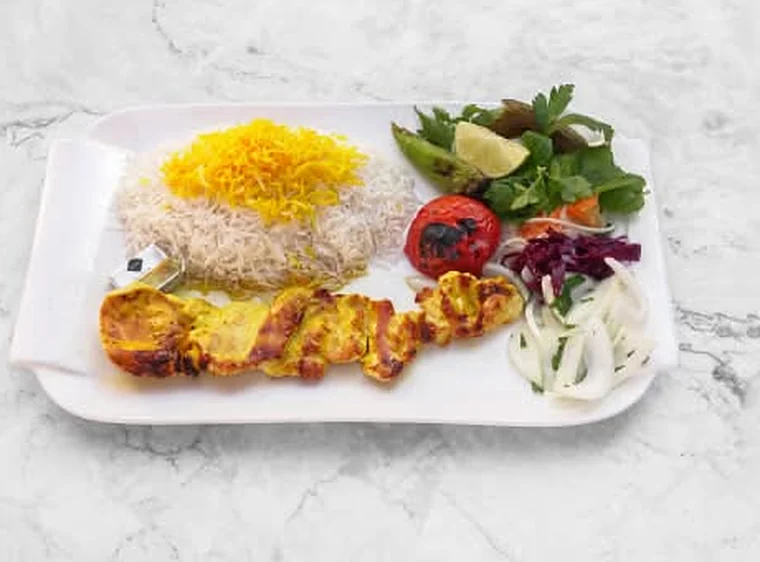 Djudje-Spieß aus Hähnchenbrust in Safranmarinade mit Reis, Grilltomate und Salat