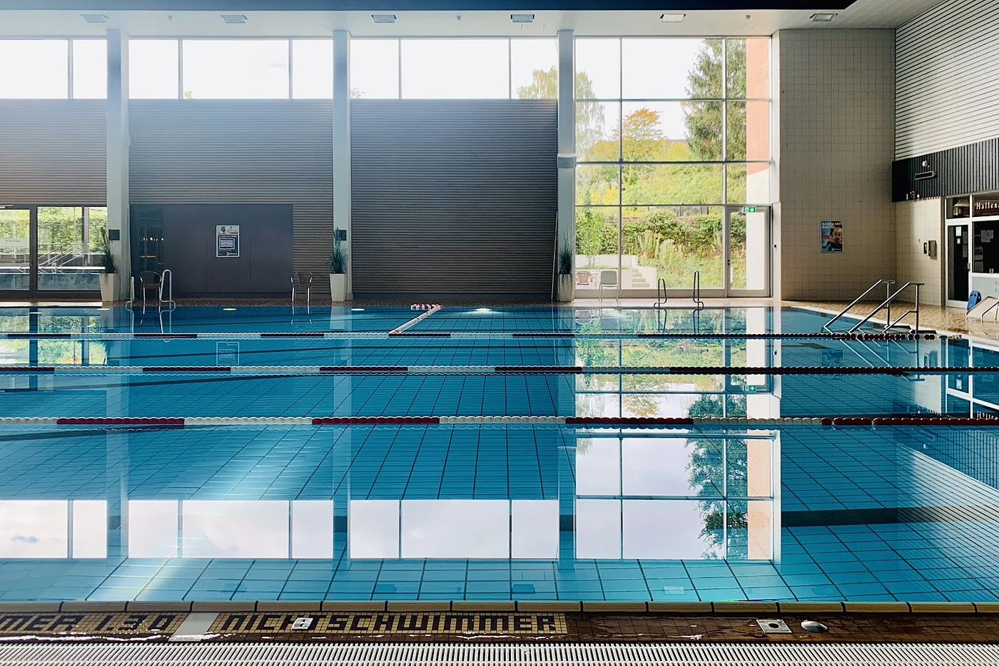 Schwimmbecken mit abgetrennten Bahnen in heller Halle