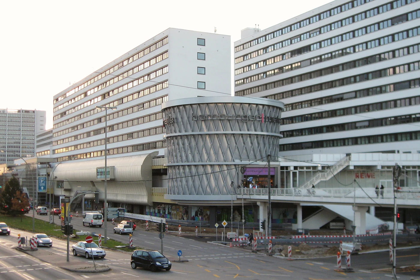 Die langgestreckte Front der Hamburger Meile an der Hamburger Straße