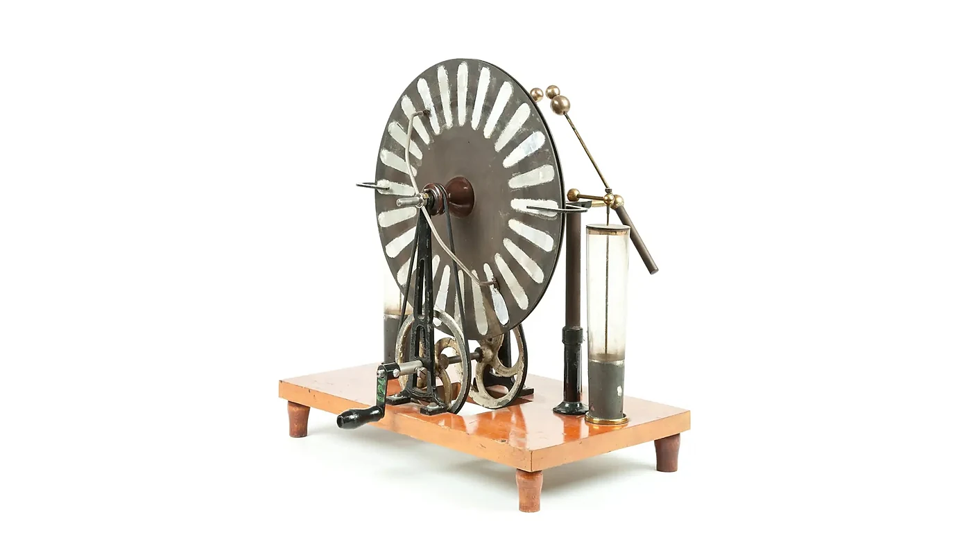 Historische Influenzmaschine mit zwei Glasscheiben, Messingkugeln und Leidener Flaschen auf einem Holzsockel