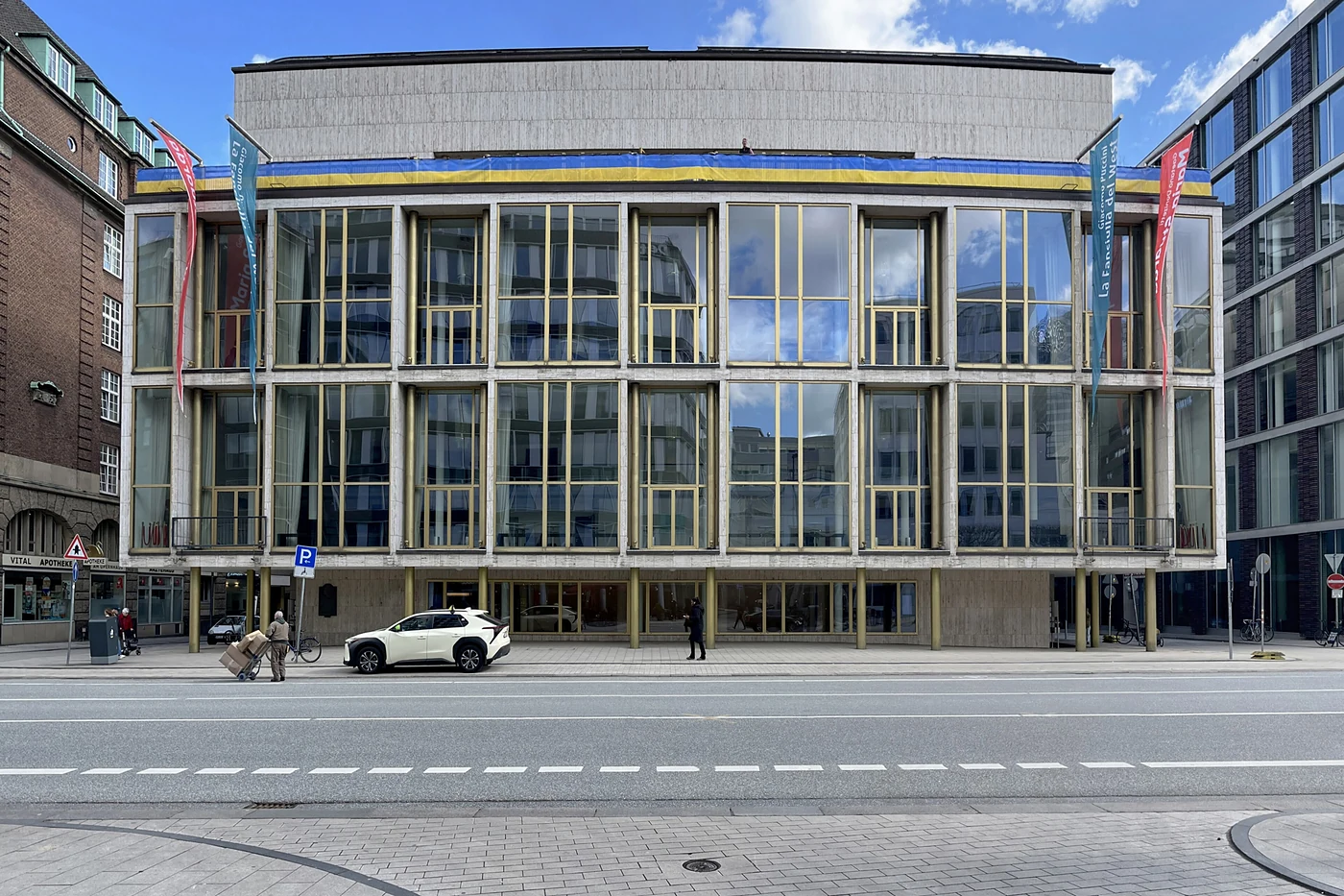 Frontansicht der Hamburgischen Staatsoper mit Glasfassade und Fahnenmasten