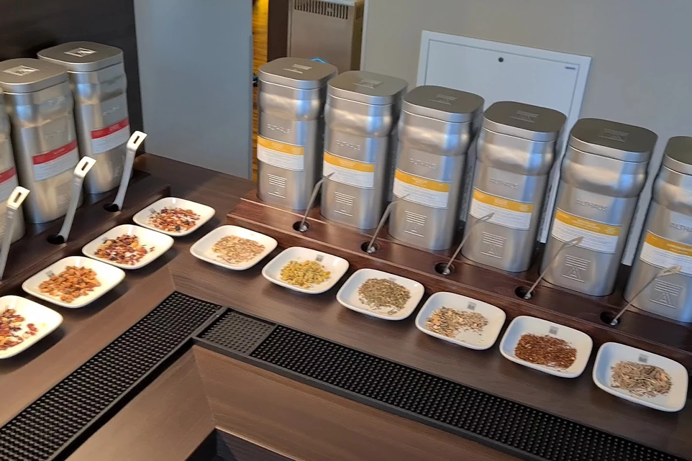Frühstücksbuffet mit Spendern und Tellern