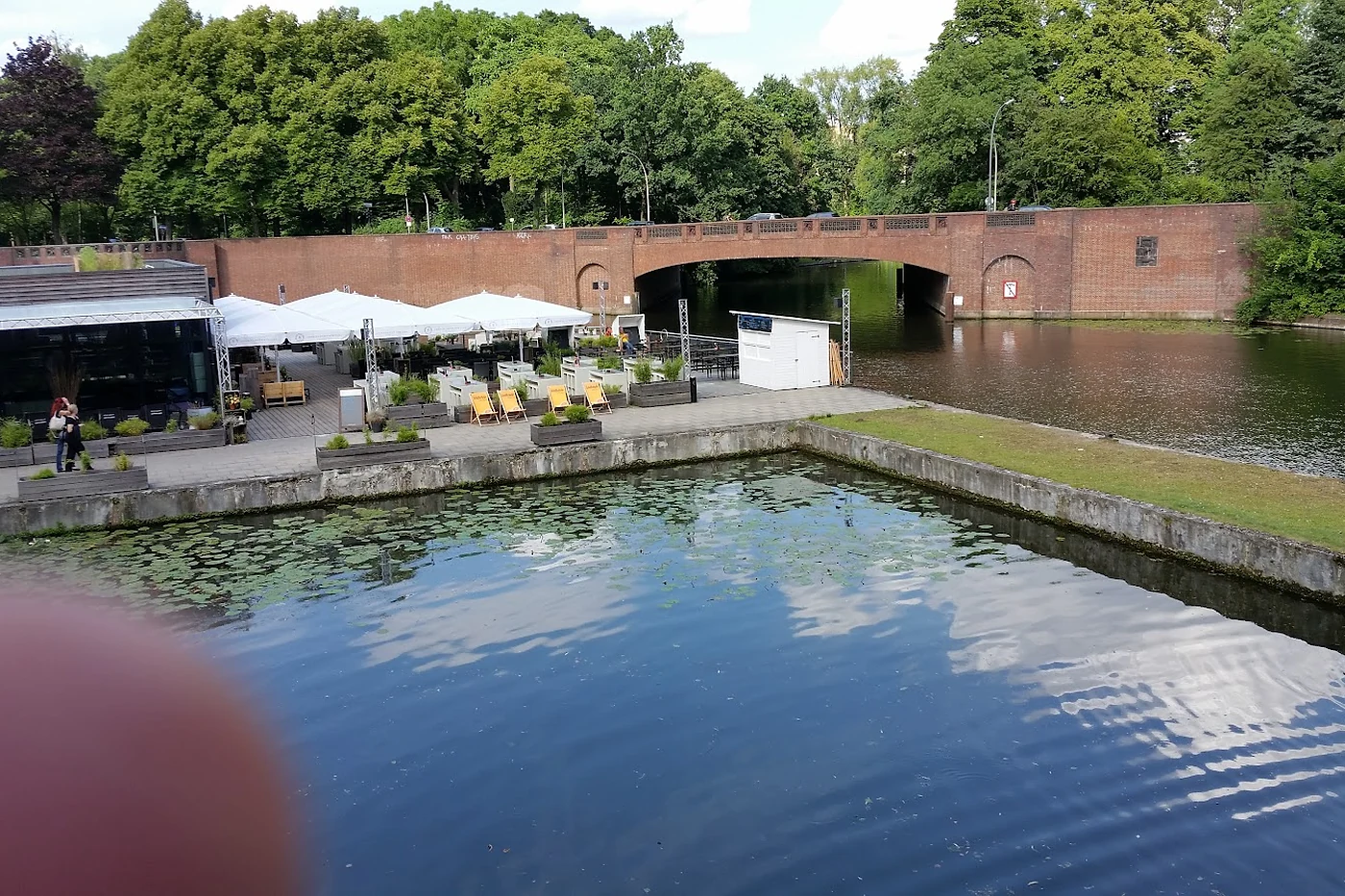 Stadtparksee mit Brücke und Uferbebauung