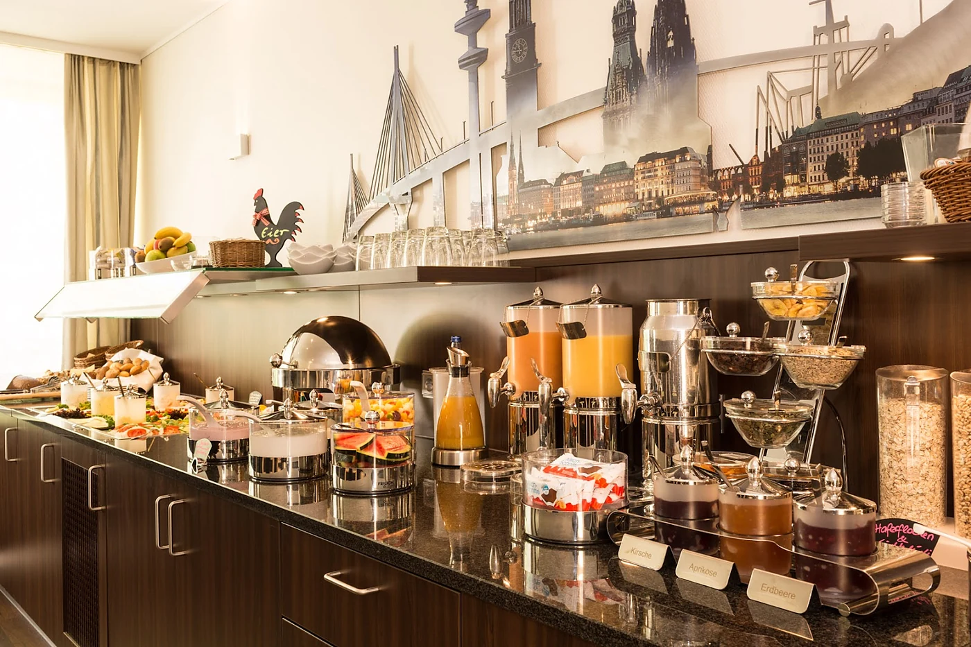 Frühstücksbuffet mit Saftspendern und Aufschnitt
