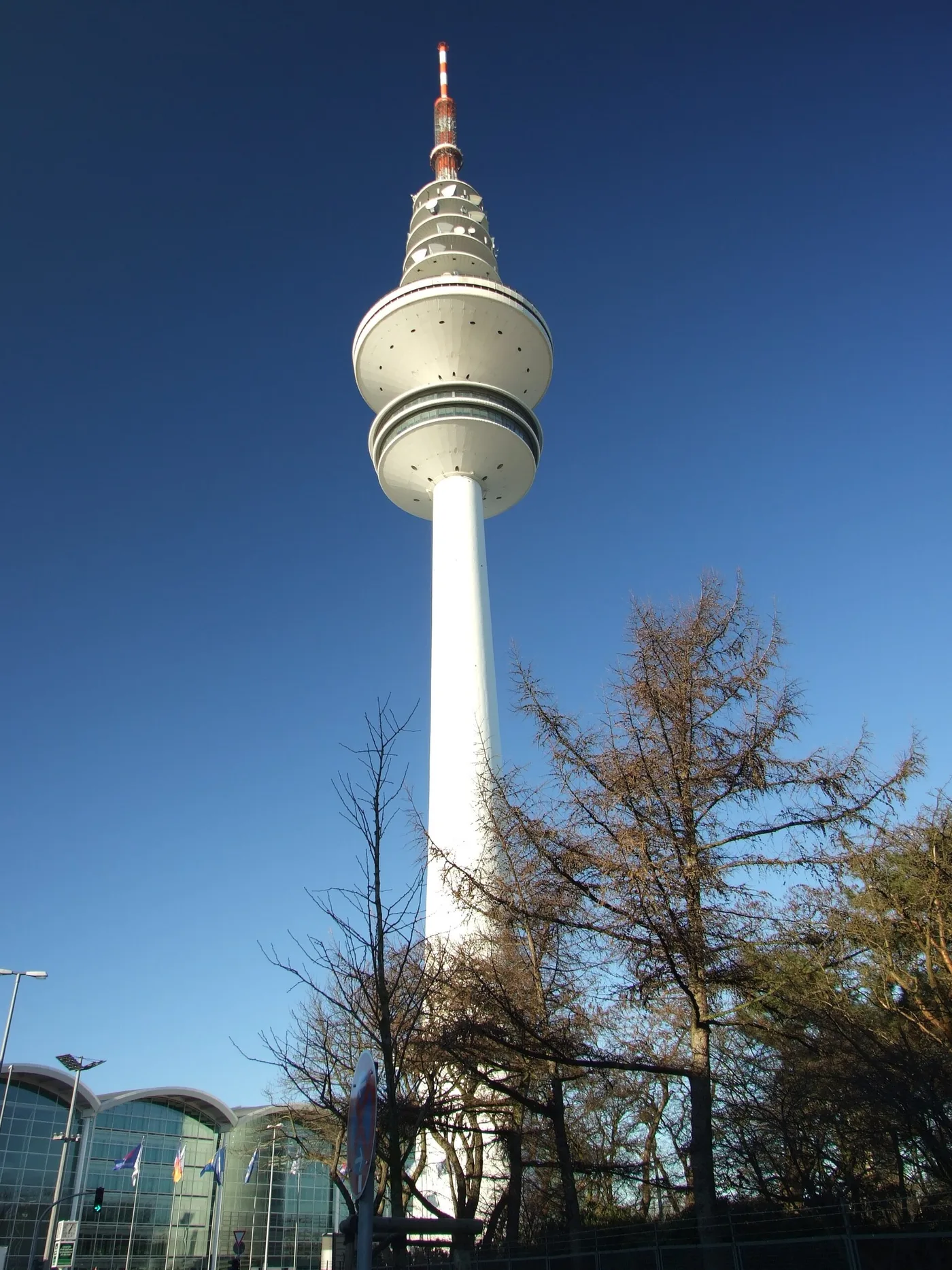 Heinrich-Hertz-Turm mit Kanzel und Antennen