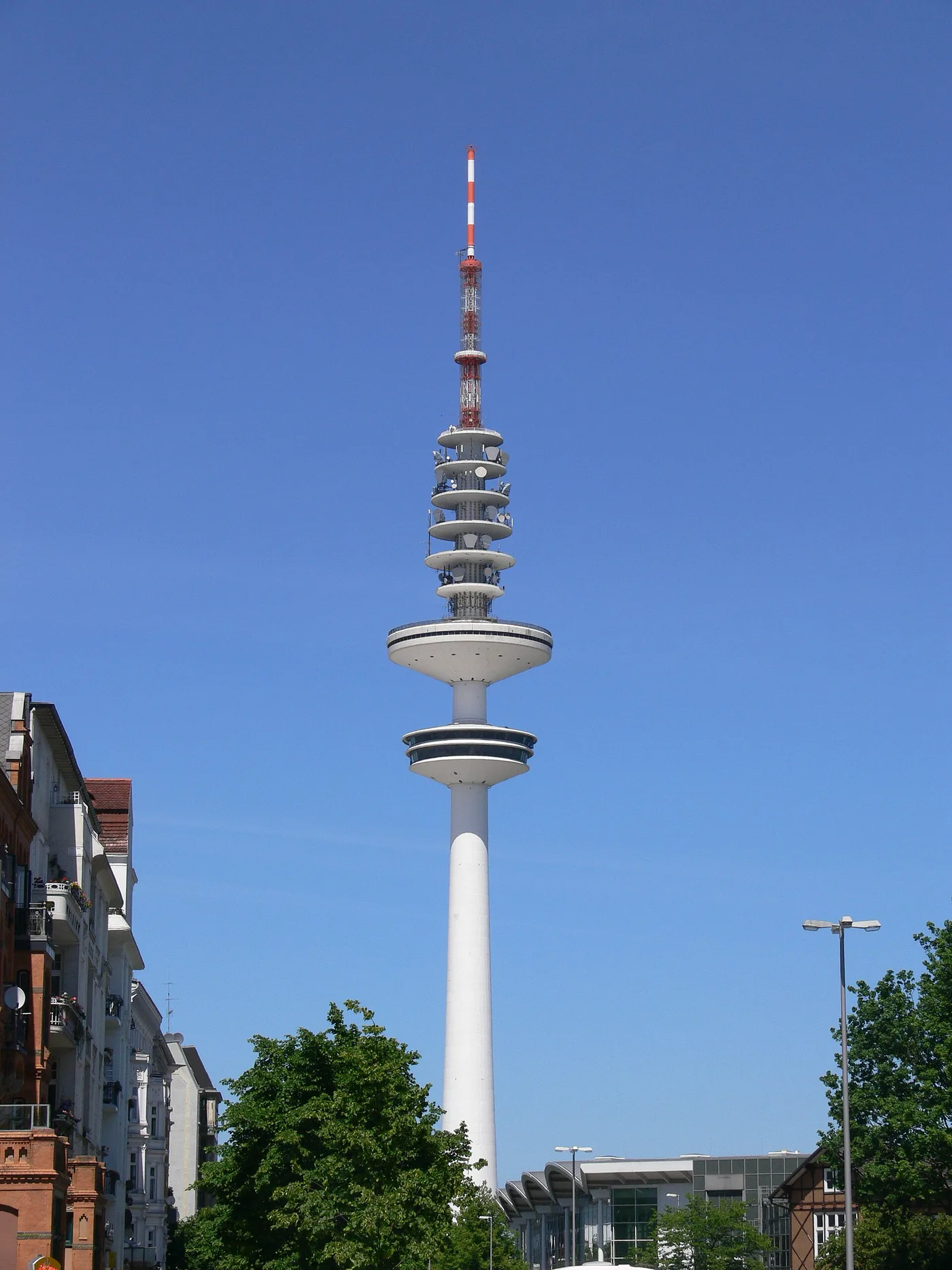 Heinrich-Hertz-Turm über den Dächern von Hamburg