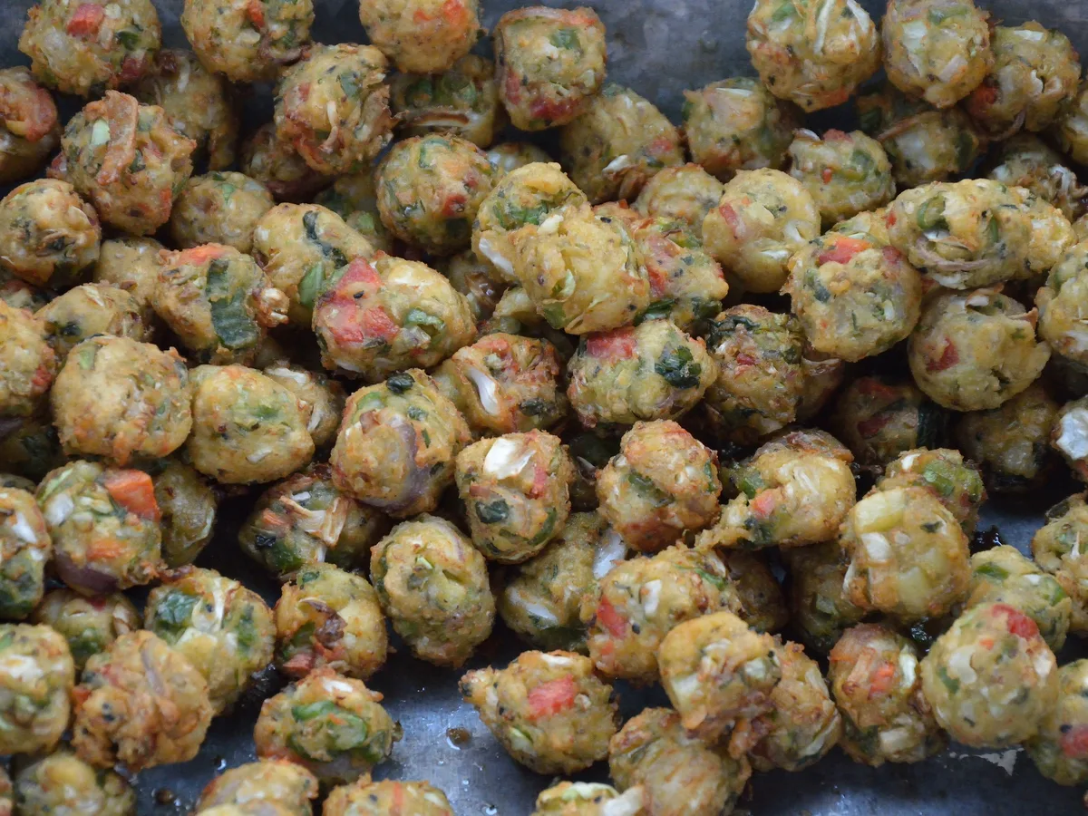 Viele frittierte Gemüse-Pakora dicht nebeneinander