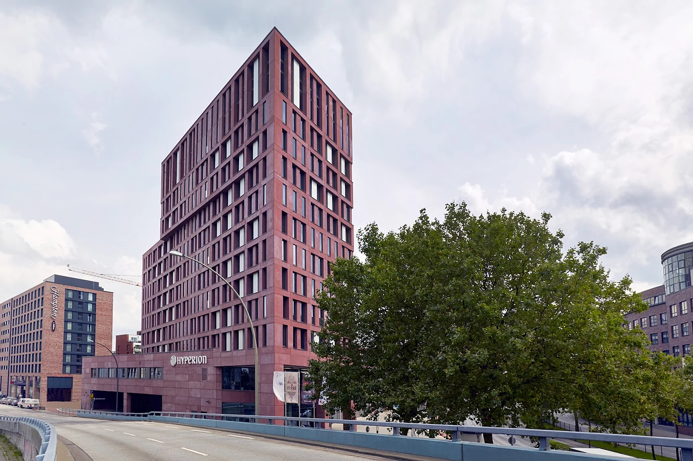 Backsteinfassade des Hotels mit Fensterbändern